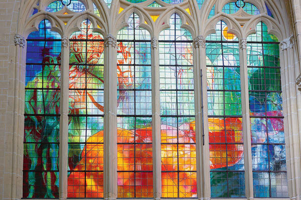 Beau vitrail du transept gauche de la cathédrale Saint Gatien de Tours.(ces vitraux mettent en scène Martin, aujourd'hui - "La Croix")