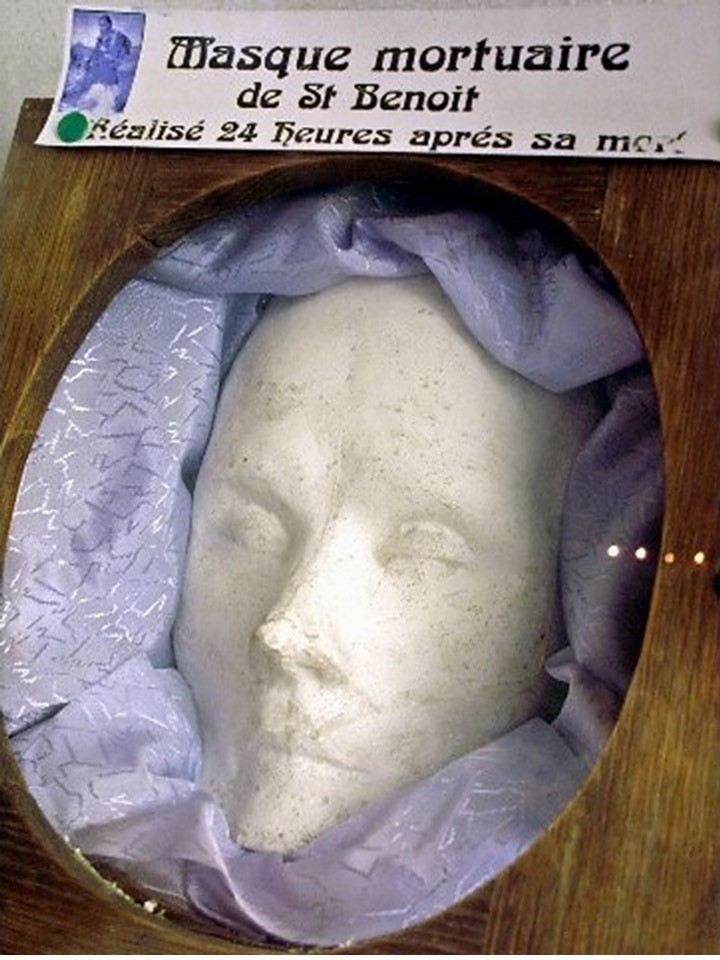 Masque mortuaire du saint, dans l'église d'Amettes.  Musaraigne — Travail personnel