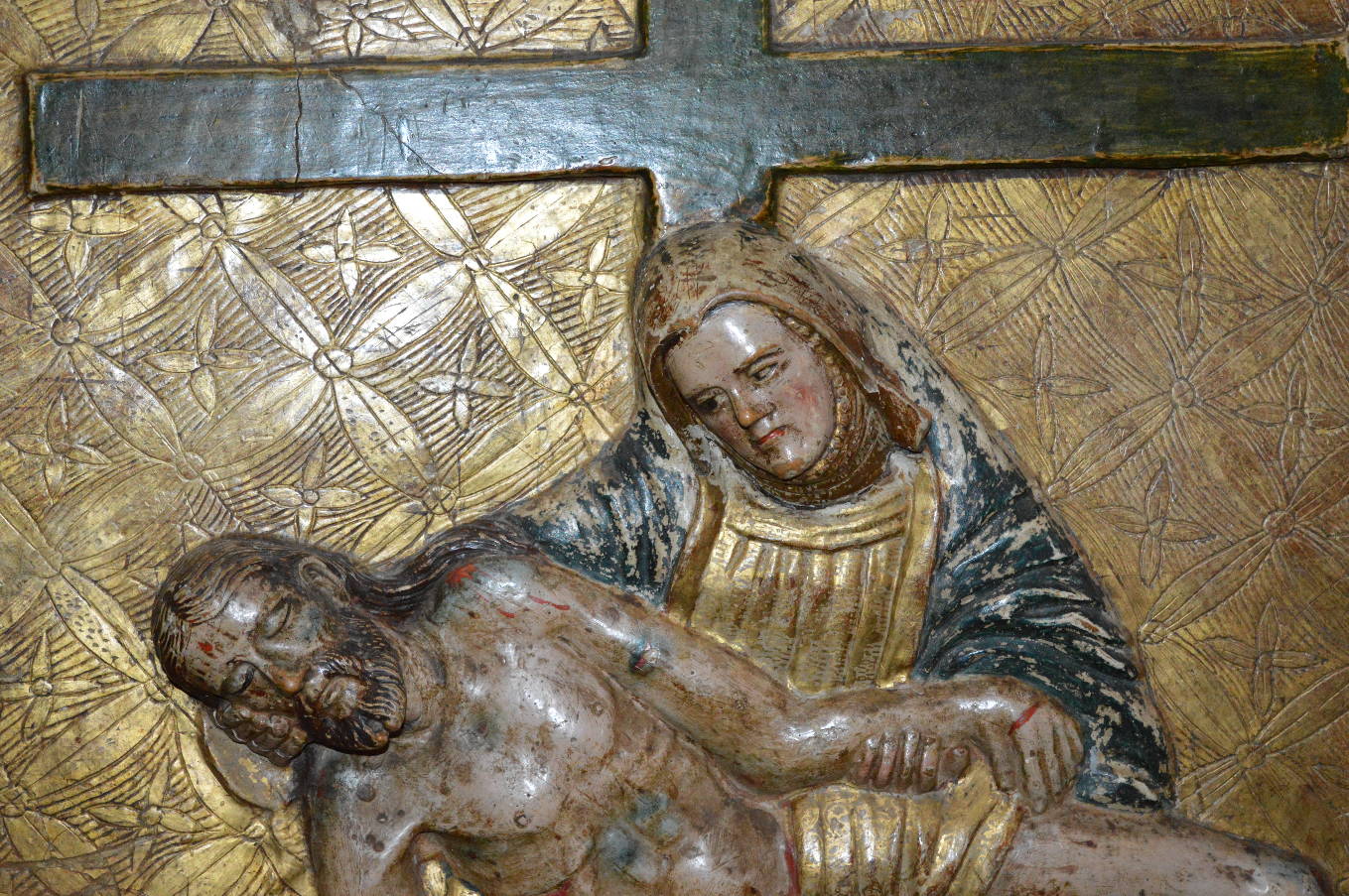 « Vierge de Piéta » Maintenant la détresse de Marie est à son comble. Jésus te voici étendu en travers de mes genoux. Douleur ô douleur." (église st Vincent)
