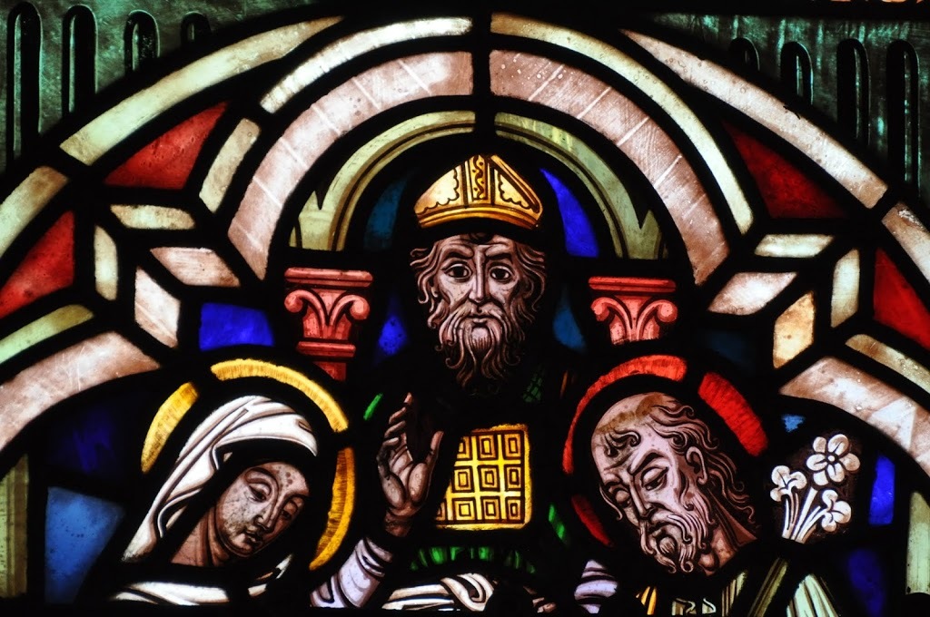 Les trois personnages : à l'arrière, le grand prêtre ; en premier plan Marie et Jospeh