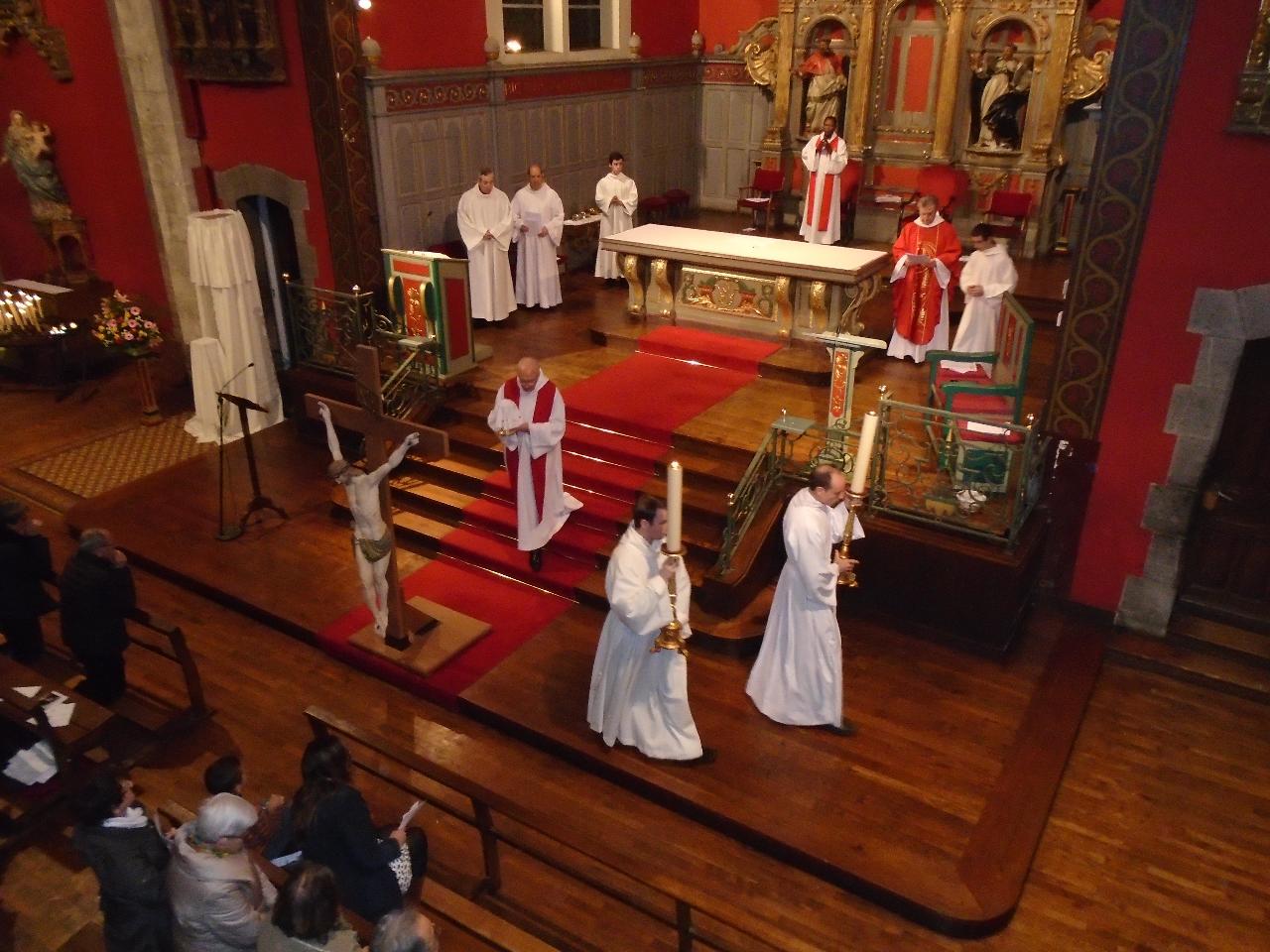 Après le communion, le Saint Sacrement est retiré de l'église jusqu'à la Veillée Pascale.