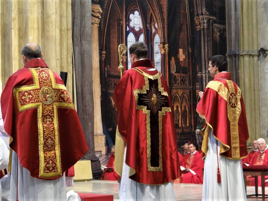 Les nouveaux prêtres recevront alors, de l'évêque, l'onction du saint chrême dans leurs mains qui "signifie la participation spéciale de tout prêtre au sacerdoce du Christ".