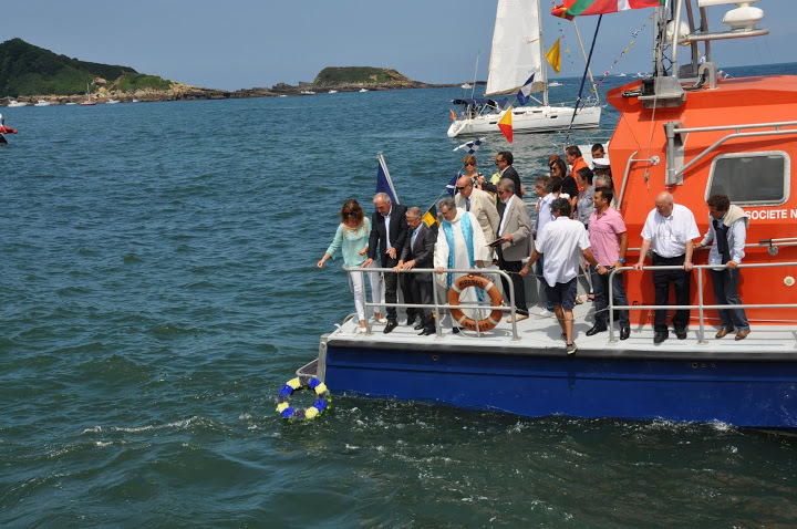 Les élus jettent une gerbe à la mer avant la prière pour tous ceux qui ont péri en mer