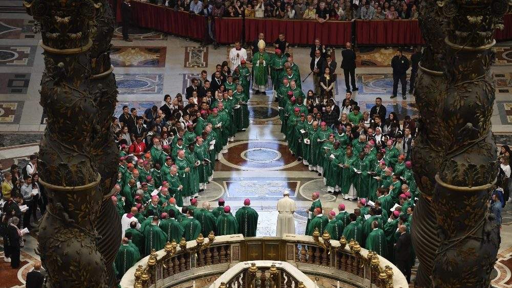 
                    Synode: évêques et jeunes ont marché ensemble sur les traces de saint Pierre
                