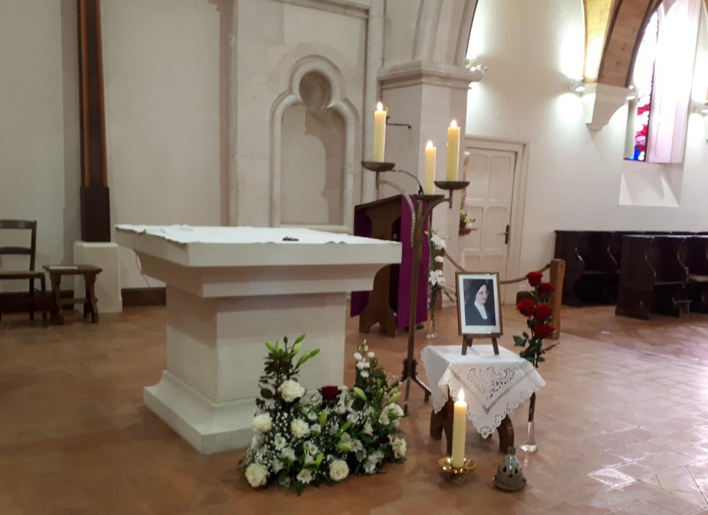 L’autel au carmel, avec la photo de soeur Marie-Anne.jpg