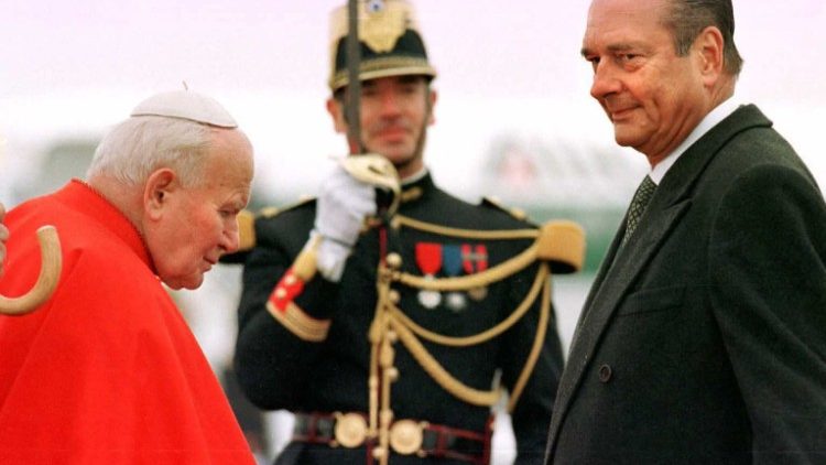 Le président Chirac accueillant le Pape Jean-Paul II à Tours en 1996 © Vatican News