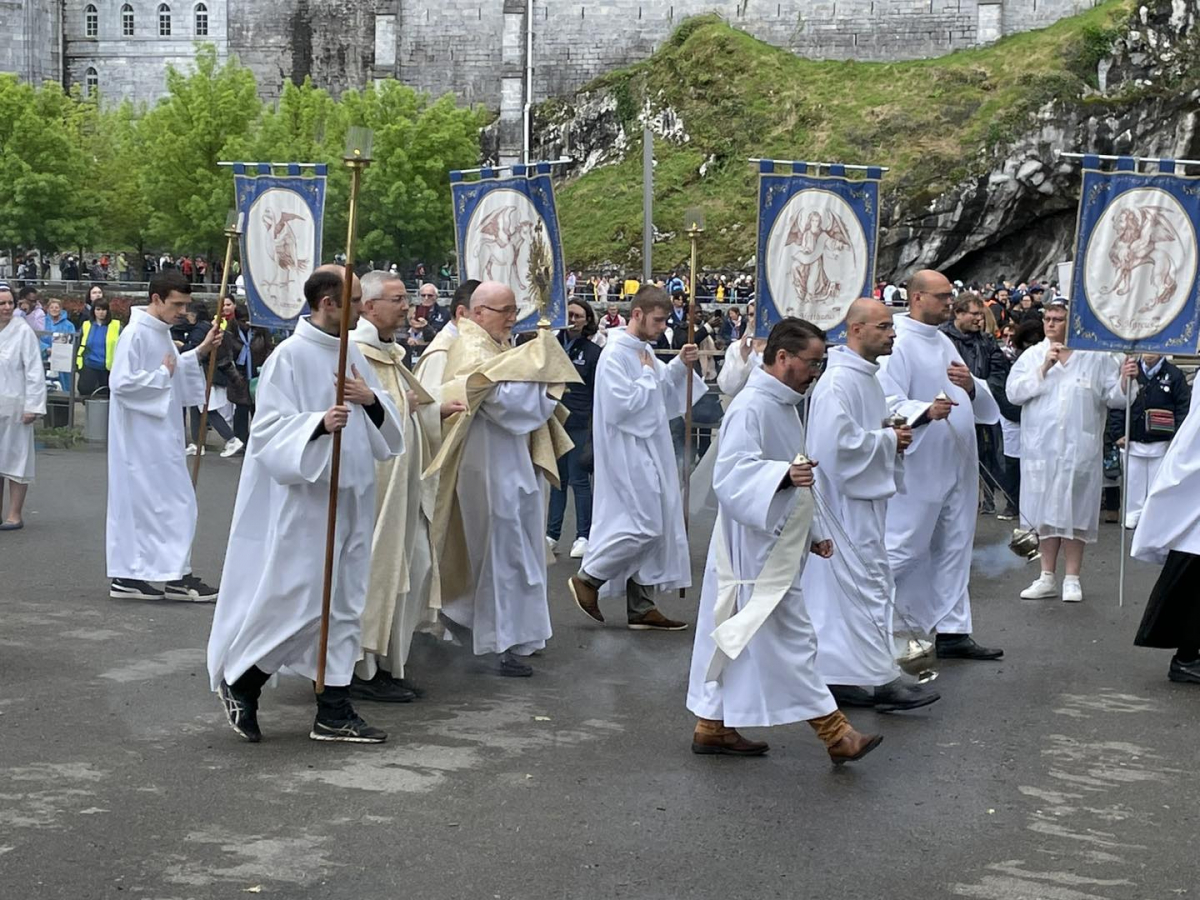 Procession eucharistique-2.jpg