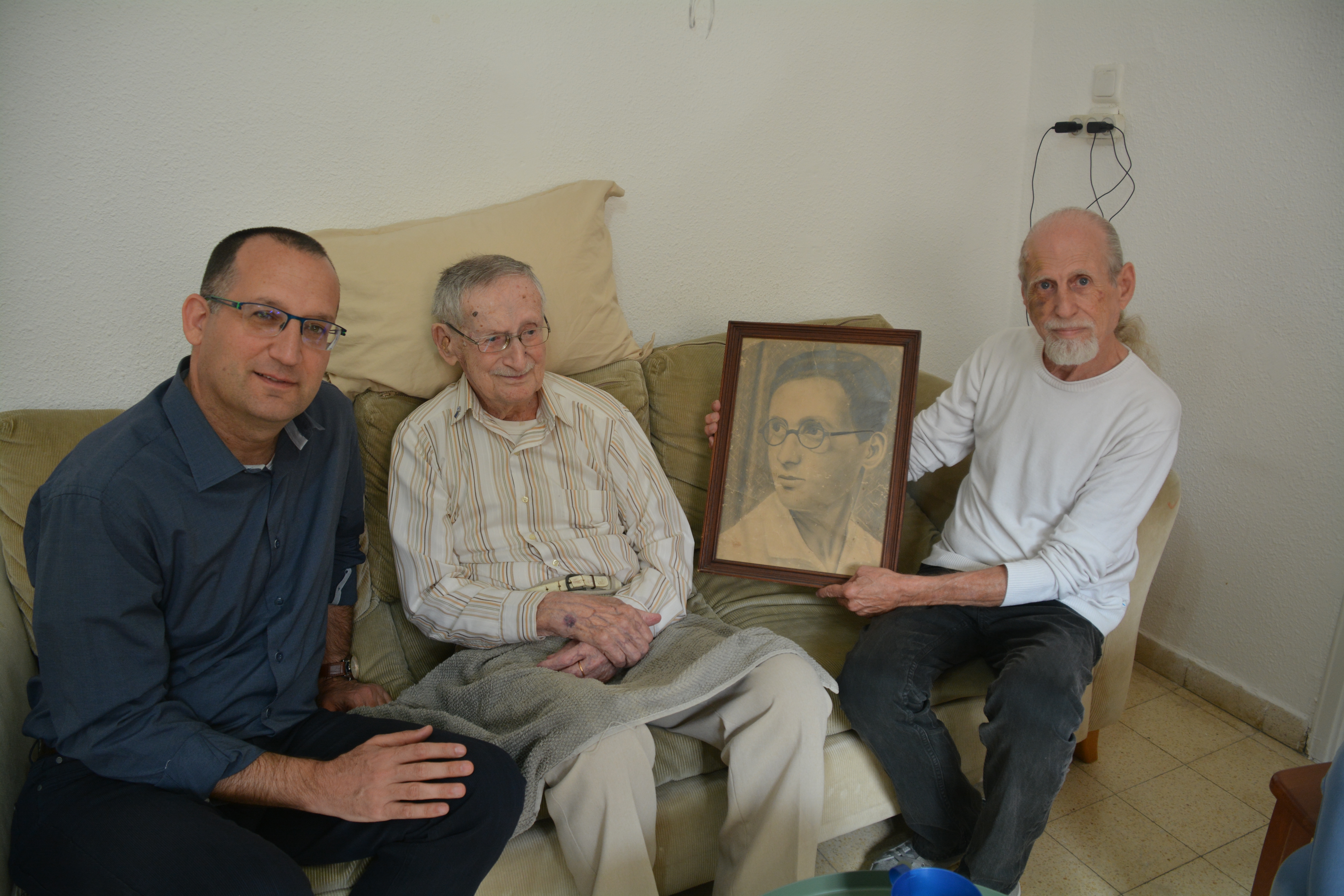 ראש עיריית גבעתיים רן קוניק הגיע לאחל מזל טוב למר שנער אברהם שציין השבוע את יום הולדתו ה- 100
