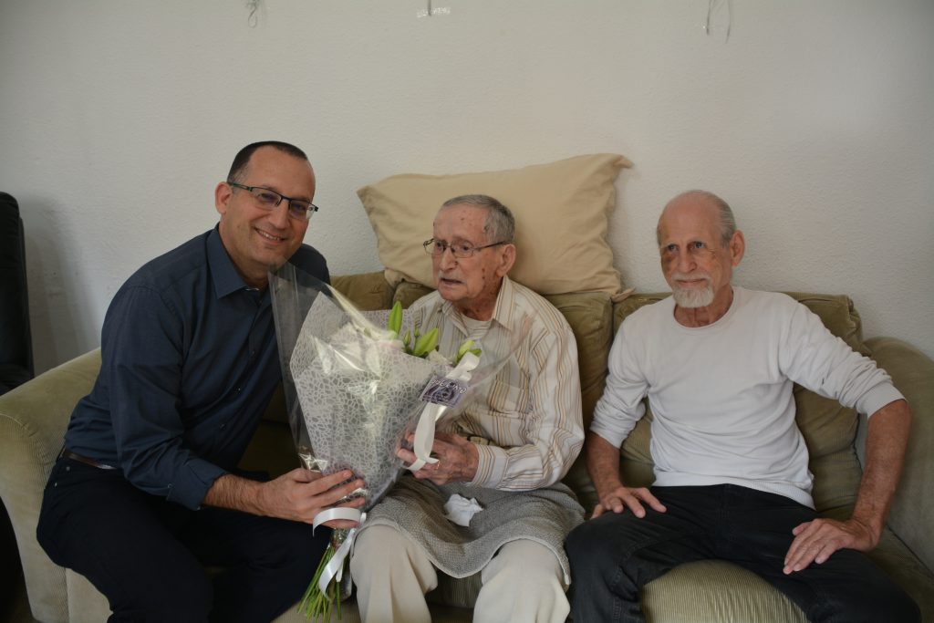 ביקור לאברהם שנער מגבעתיים לרגל יום הולדתו ה- 100