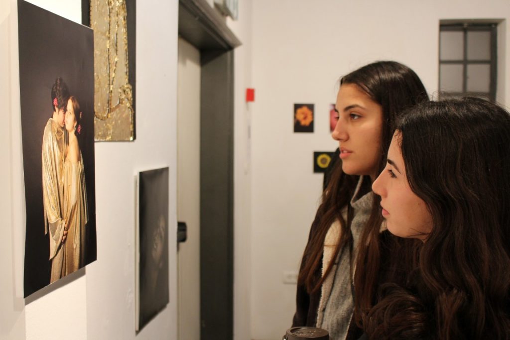 תערוכה של תלמידות  מתיכון קלעי בגלריה אמנותית מכון המים