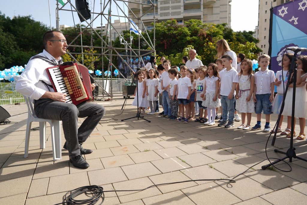 2500 ילדי הגנים בגבעתיים חגגו עצמאות בפארק גבעתיים