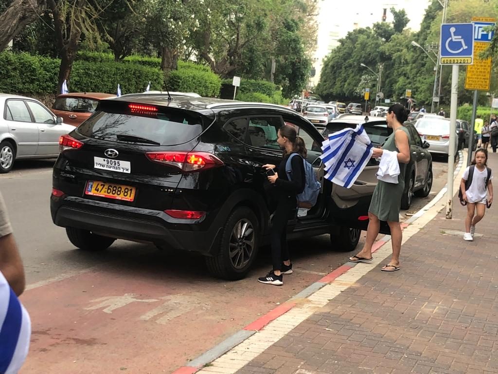 לכבוד יום העצמאות חילקה עיריית גבעתיים לראשונה לתושבי העיר אלפי דגלי ישראל למכוניות