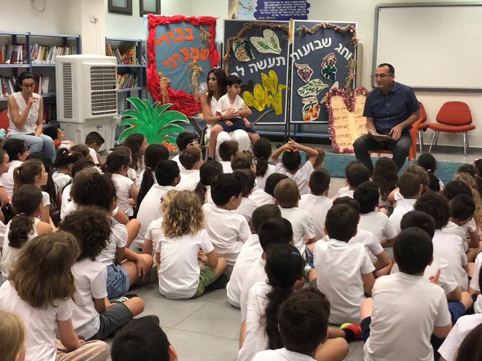 רן קוניק, ראש העירייה מקריא את הסיפור "החלילן מהמלין" לילדי כיתות א' במסגרת אירועי שבוע הספר 2019 בגבעתיים!