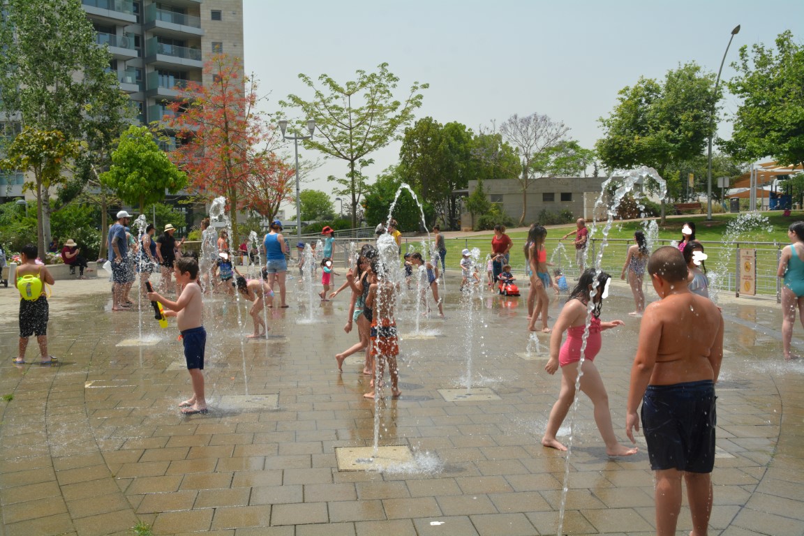 קיץ נעים וצונן לילדי גבעתיים במזרקות הפארק