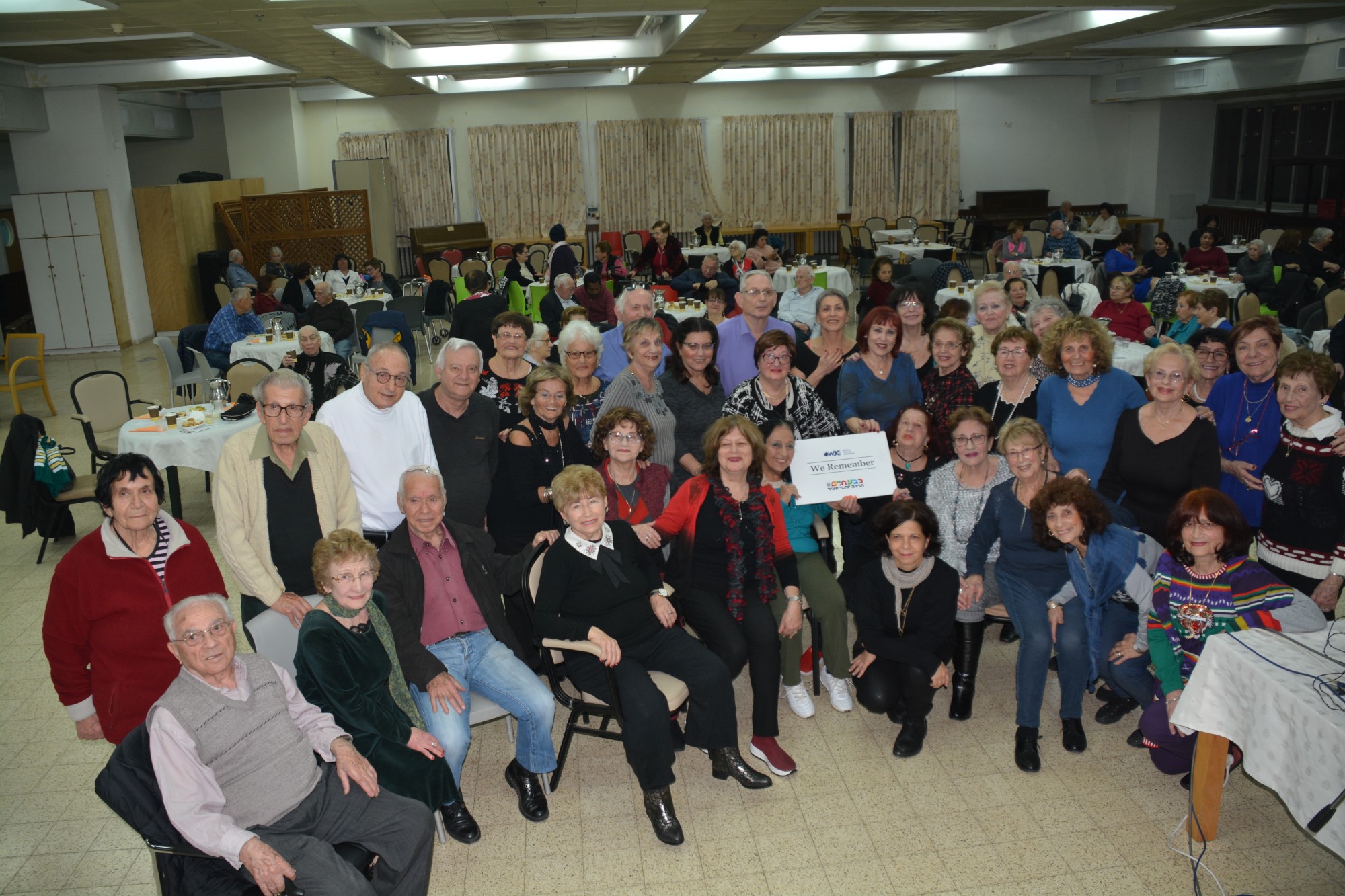ראש עיריית גבעתיים רן קוניק, שורדי שואה ותלמידים מגבעתיים נטלו חלק בקמפיין #WeRemember לציון יום הזיכרון הבינלאומי לשואה