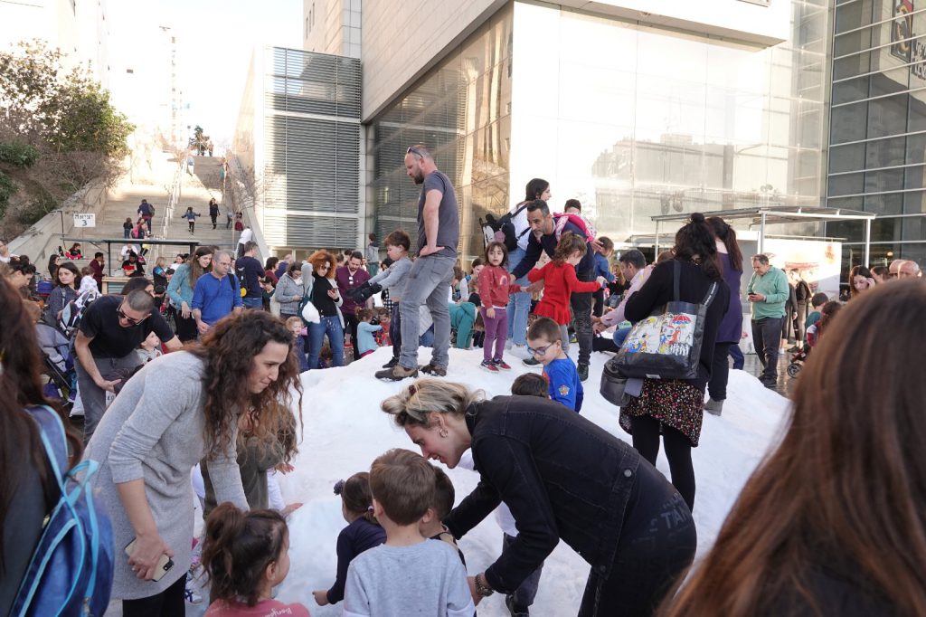 השלג הגיע לגבעתיים ושימח מאות ילדים 
