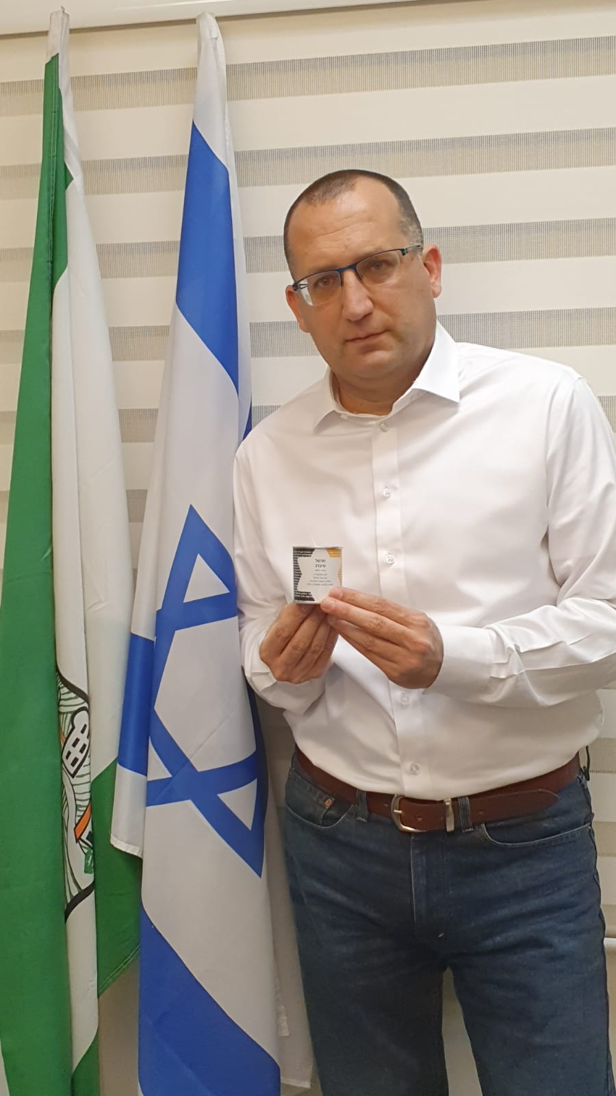 רן קוניק ראש עיריית גבעתיים מדליק נר לזכר נספי השואה