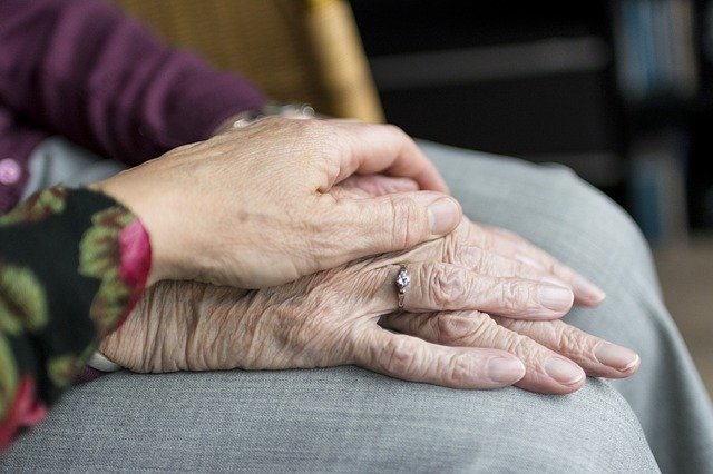 חשיבות המגע בטיפול בקשישים ומרותקי בית
