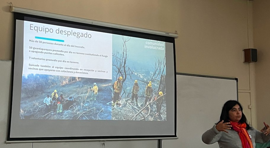 Fernanda Romero de Altos Cantillana presenta información sobre involucrando la communidad en gestionar los incendios..