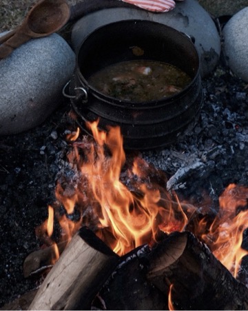 Sopa de lentejas y fuego para concinar.