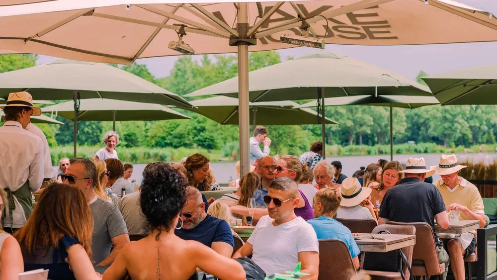 Lunchen aan het water met je hond bij Lake House Rotterdam
