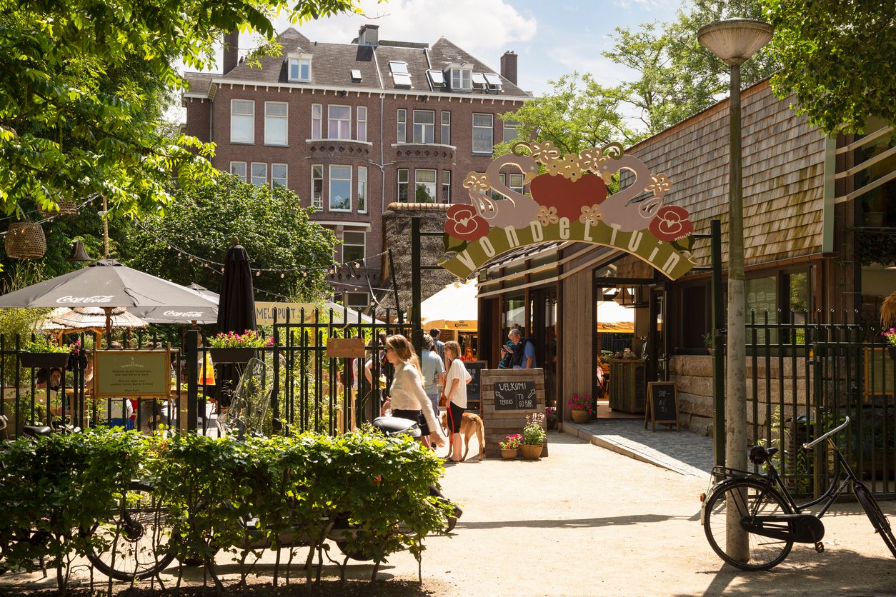 Neerploffen met je hond in de Vondeltuin