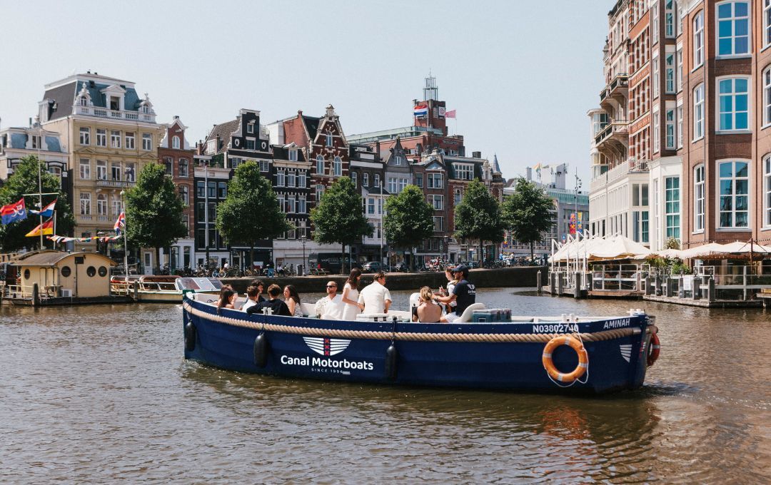 Varen door Amsterdam met je hond bij Canal Motorboats