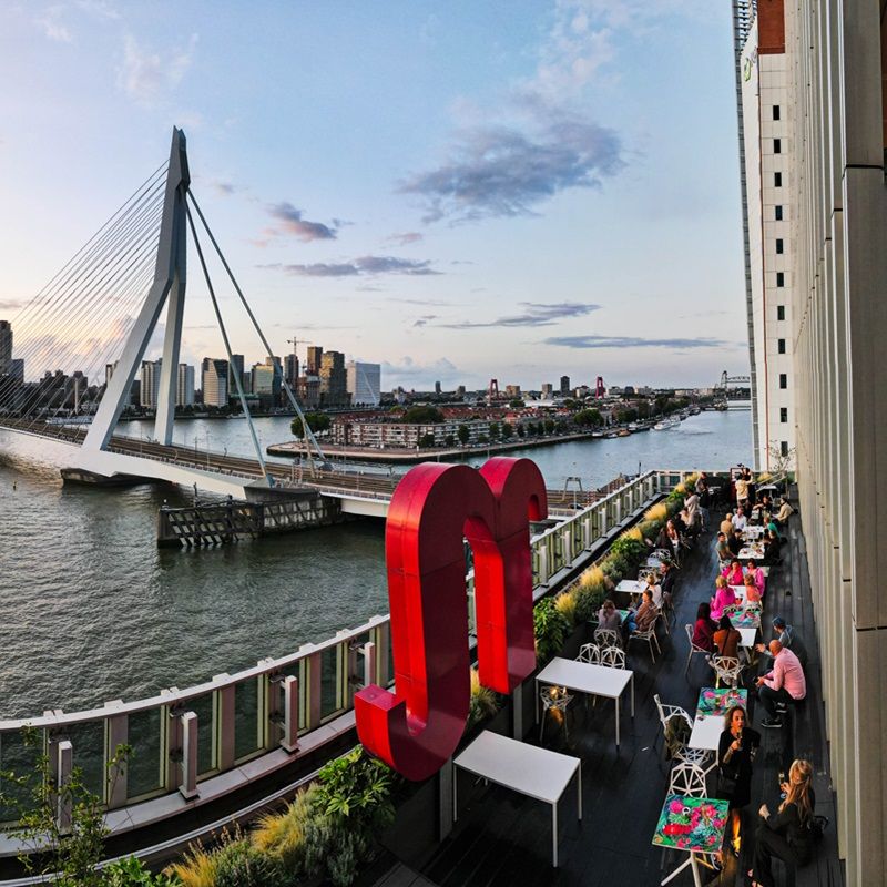 Slapen met skyline én hond bij nhow Rotterdam