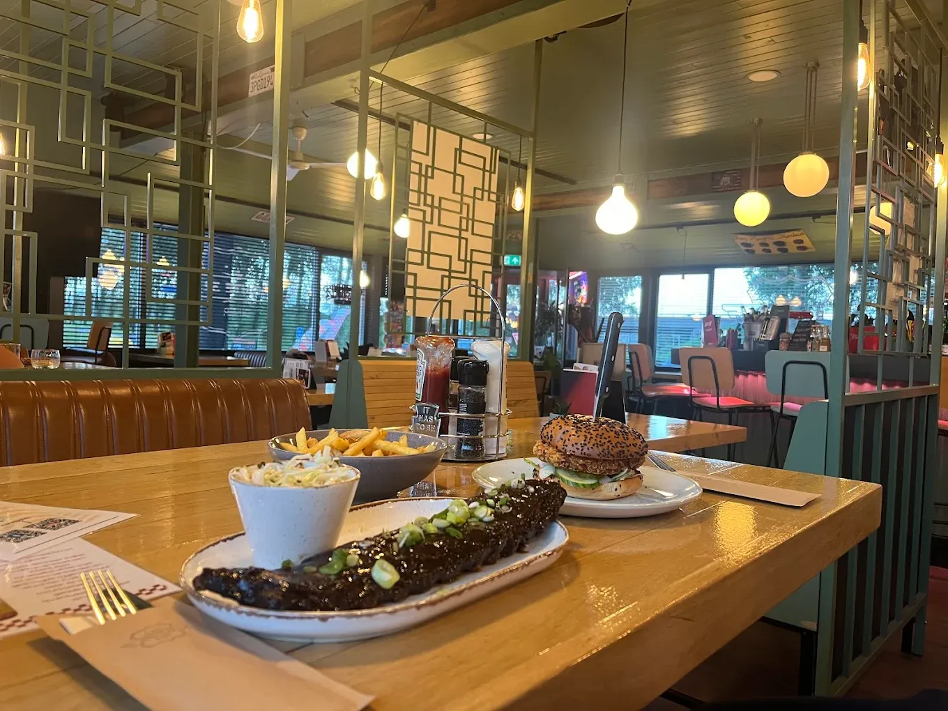 Amerikaanse dinerklassiekers met je hond bij Route 32 Diner