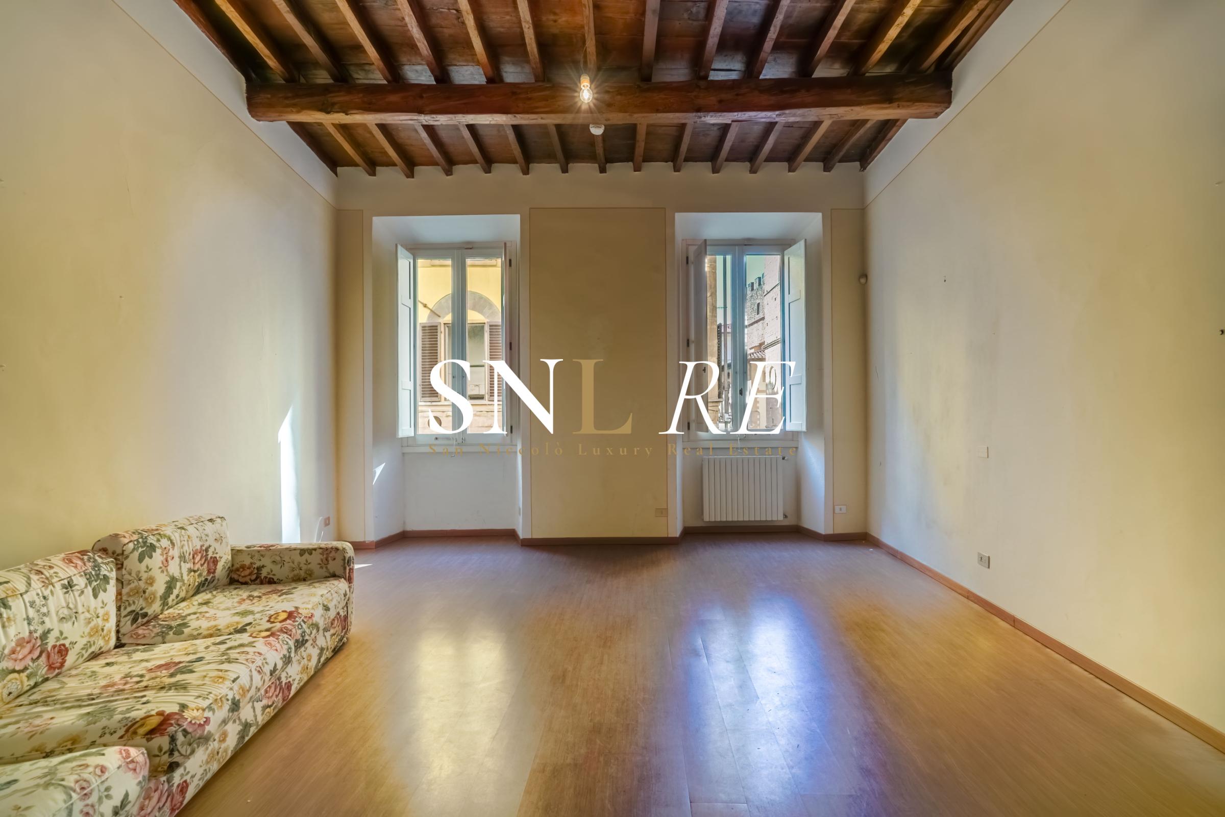 Elegante Appartamento nel Cuore di Firenze con Affacci su Via dei Calzaiuoli