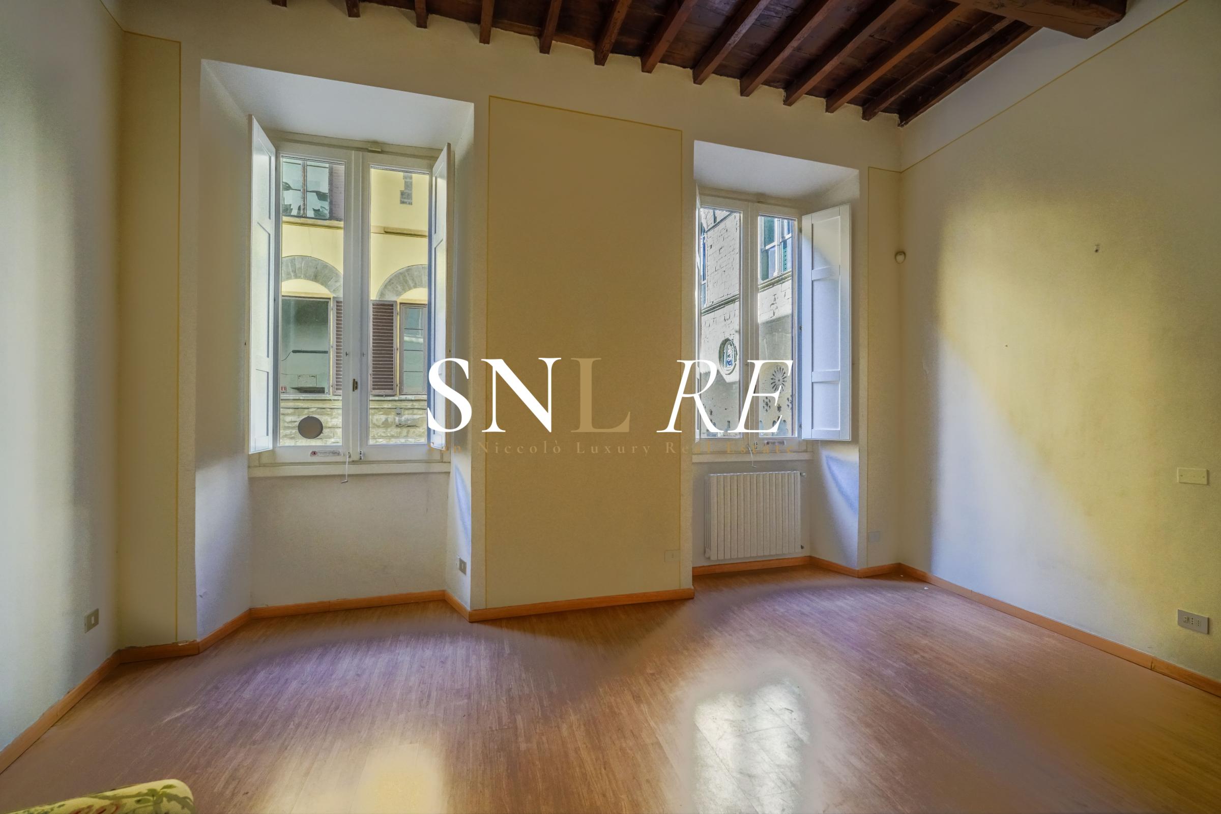Elegante Appartamento nel Cuore di Firenze con Affacci su Via dei Calzaiuoli