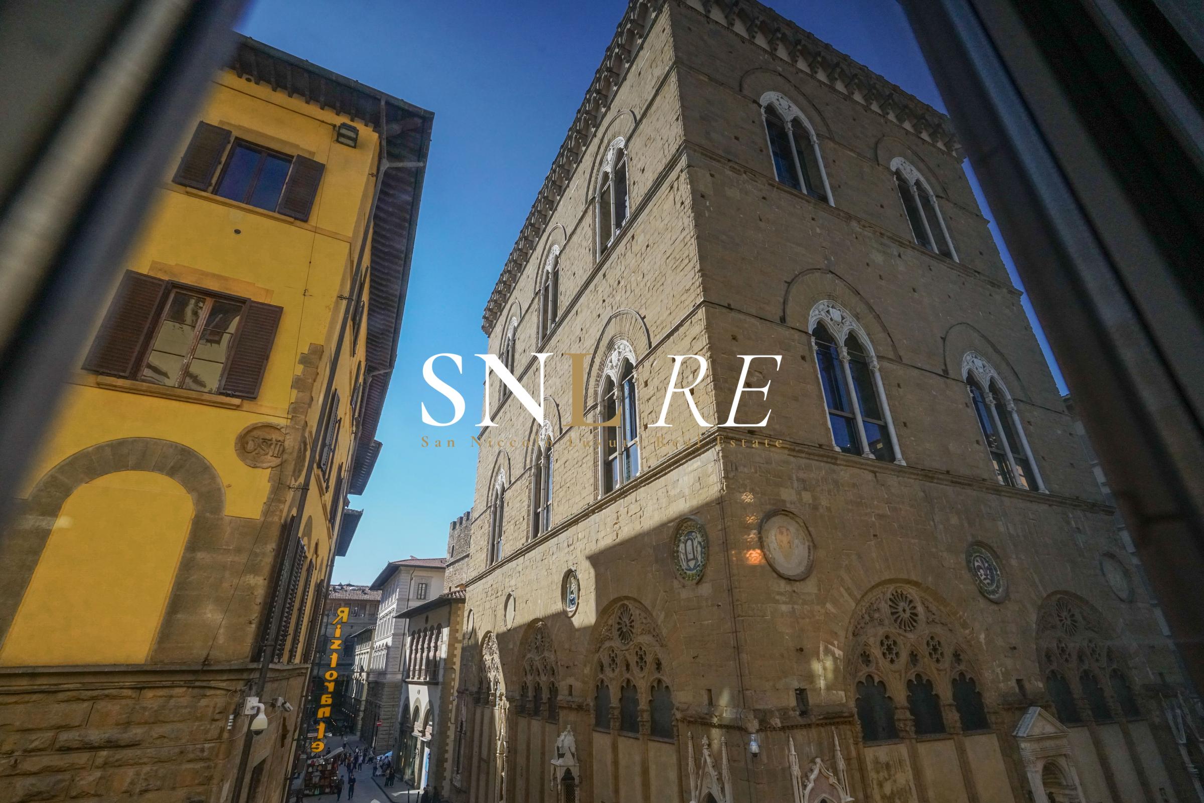 Elegante Appartamento nel Cuore di Firenze con Affacci su Via dei Calzaiuoli
