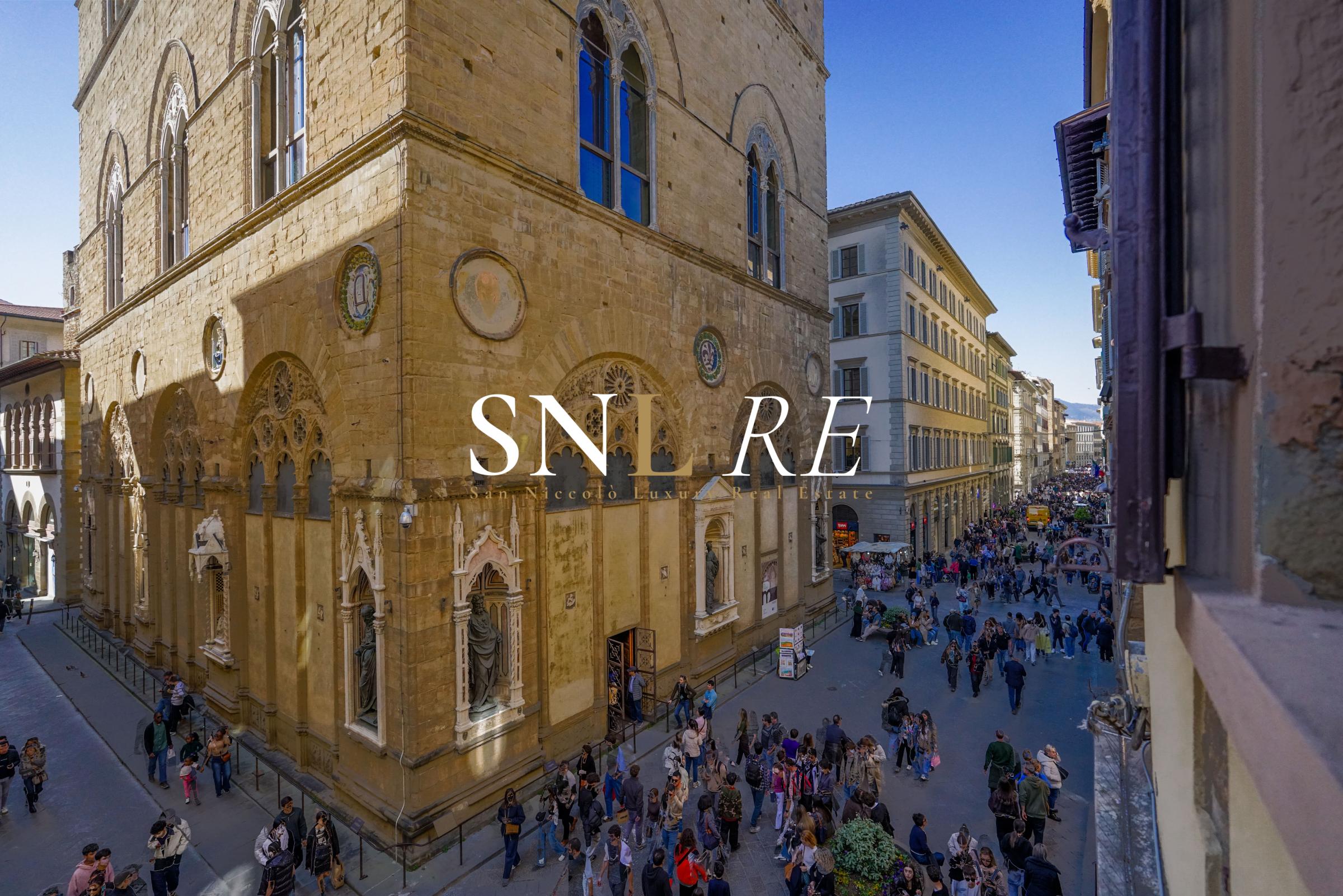 Elegante Appartamento nel Cuore di Firenze con Affacci su Via dei Calzaiuoli