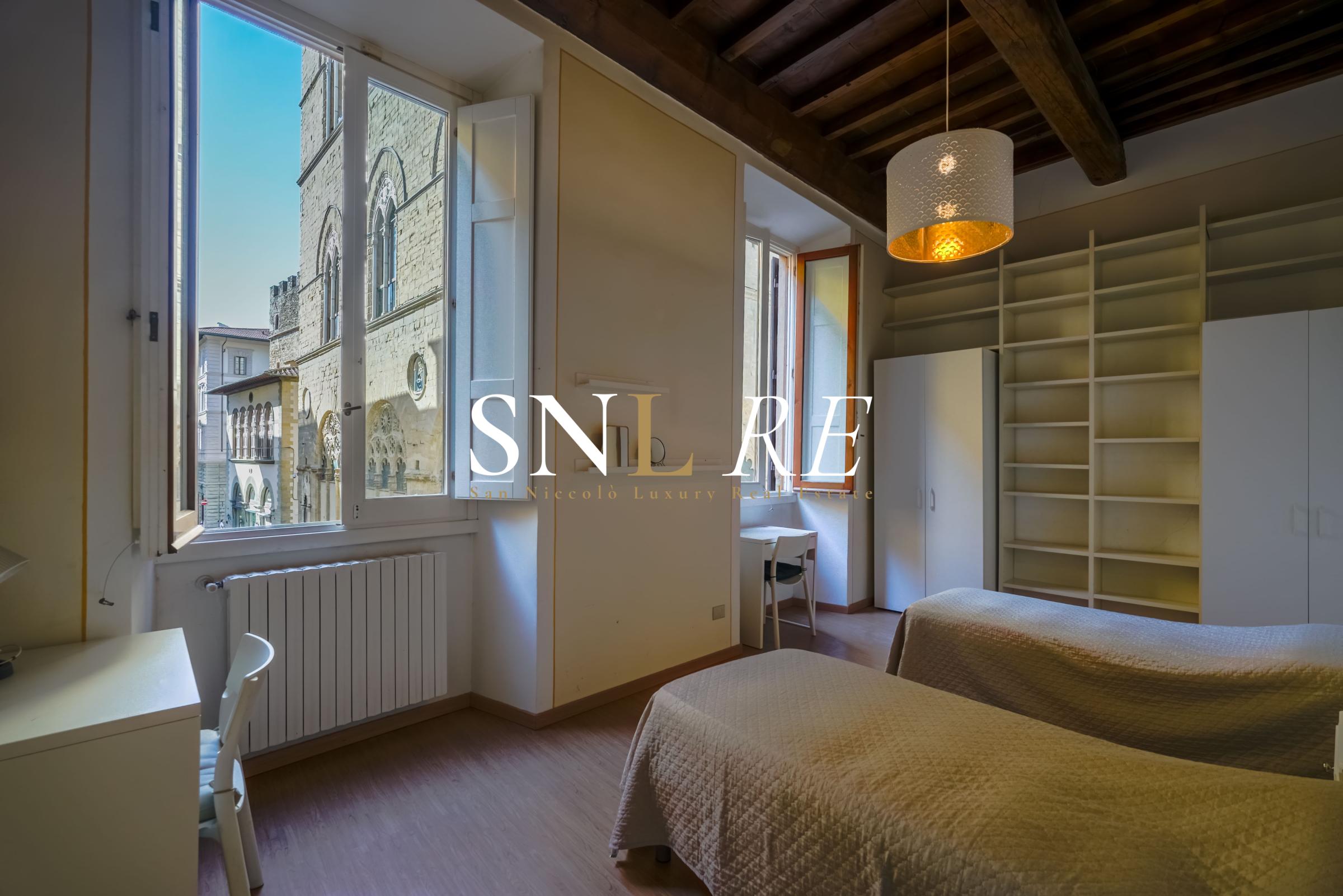 Elegante Appartamento nel Cuore di Firenze con Affacci su Via dei Calzaiuoli