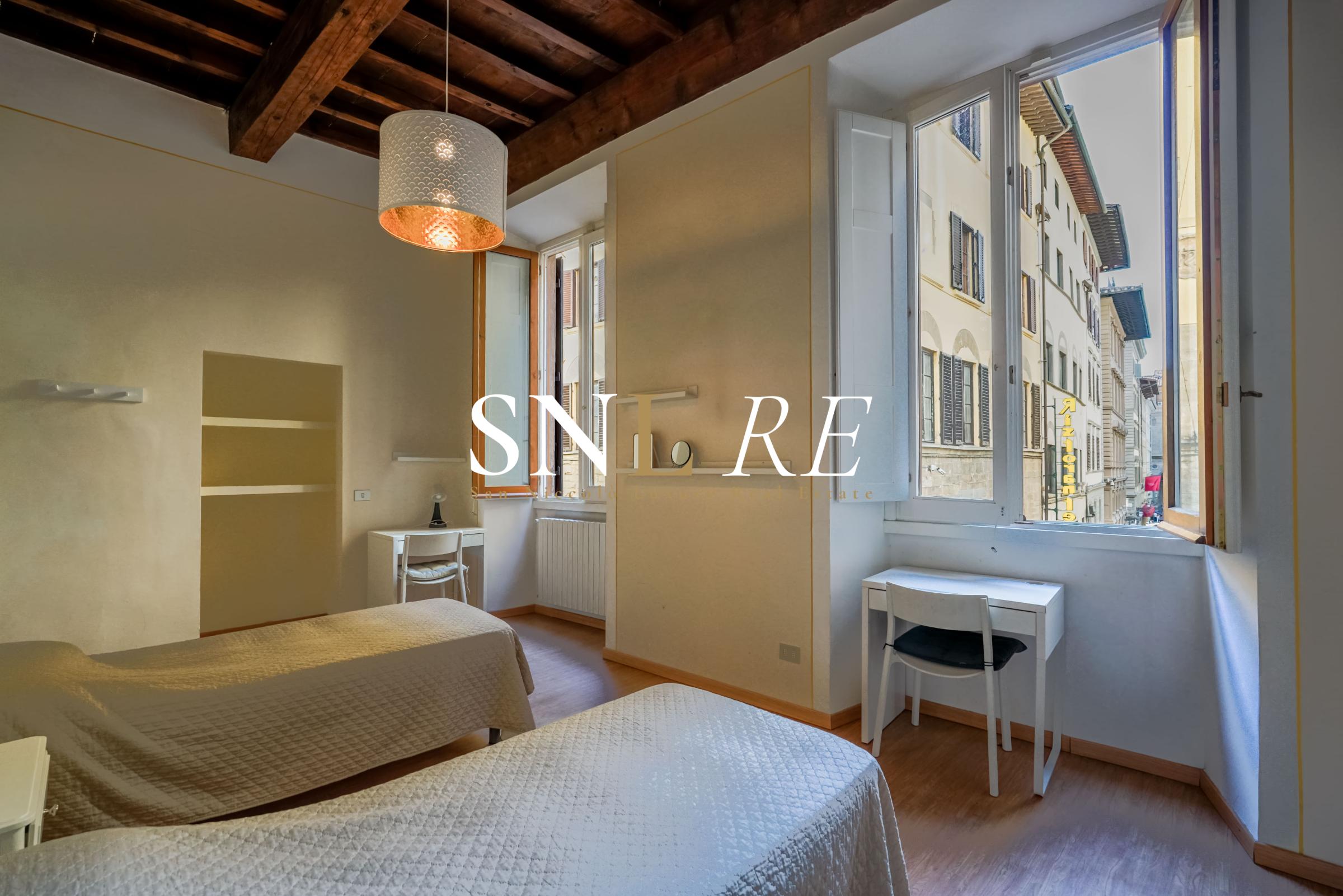 Elegante Appartamento nel Cuore di Firenze con Affacci su Via dei Calzaiuoli