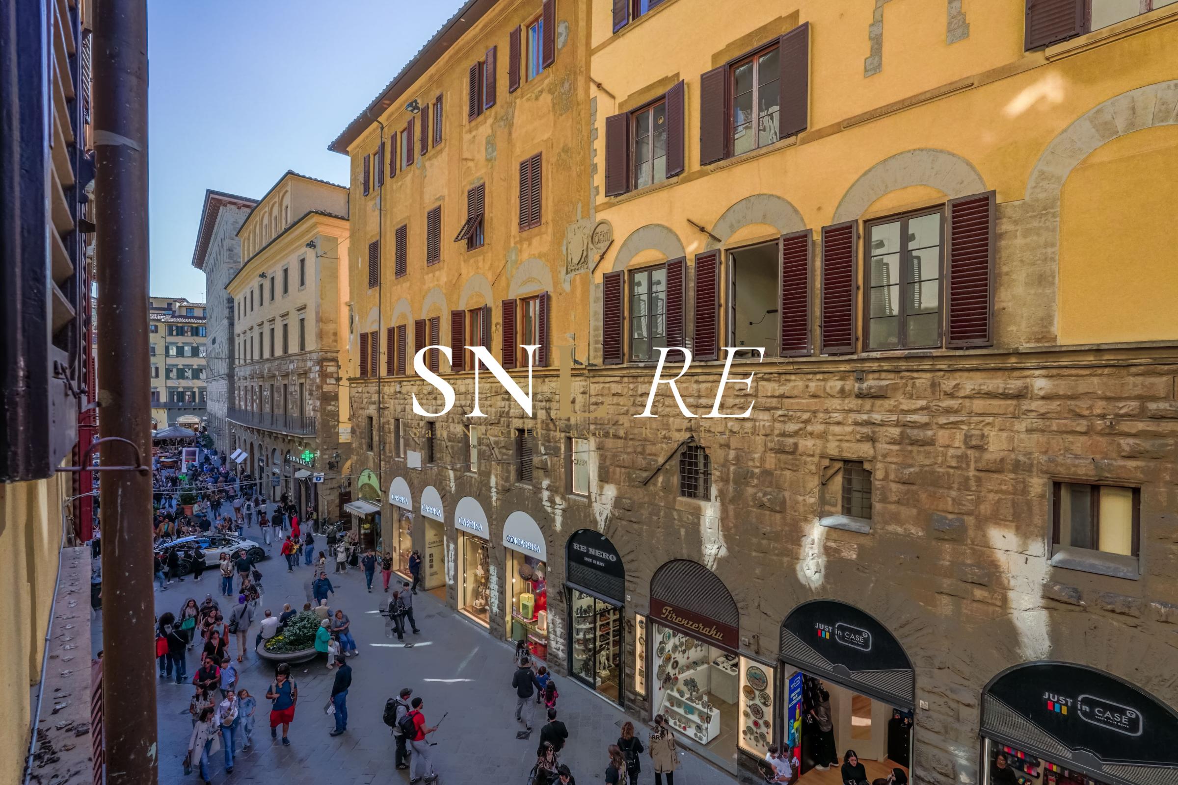 Elegante Appartamento nel Cuore di Firenze con Affacci su Via dei Calzaiuoli