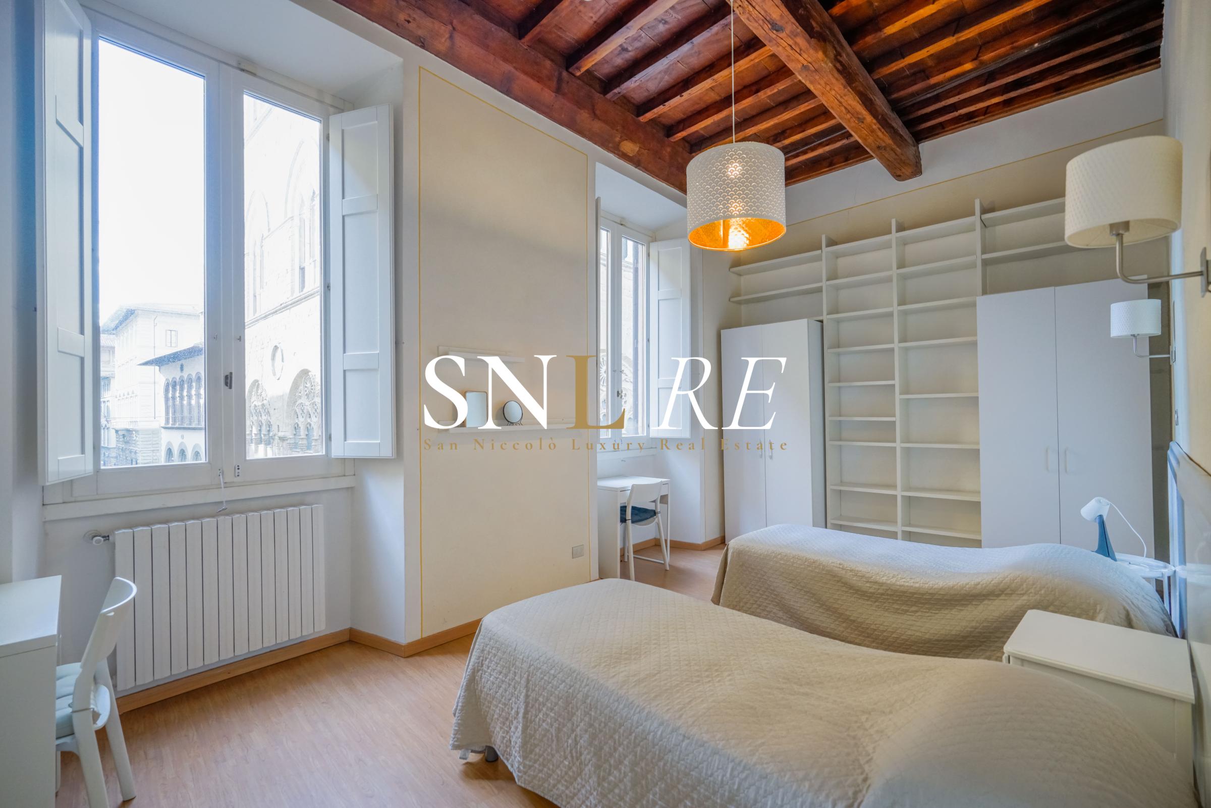 Elegante Appartamento nel Cuore di Firenze con Affacci su Via dei Calzaiuoli