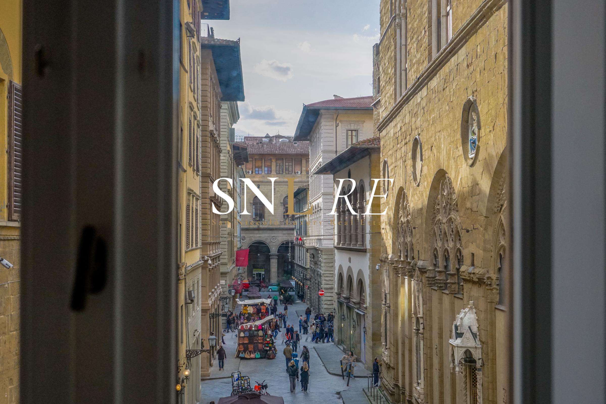 Elegante Appartamento nel Cuore di Firenze con Affacci su Via dei Calzaiuoli