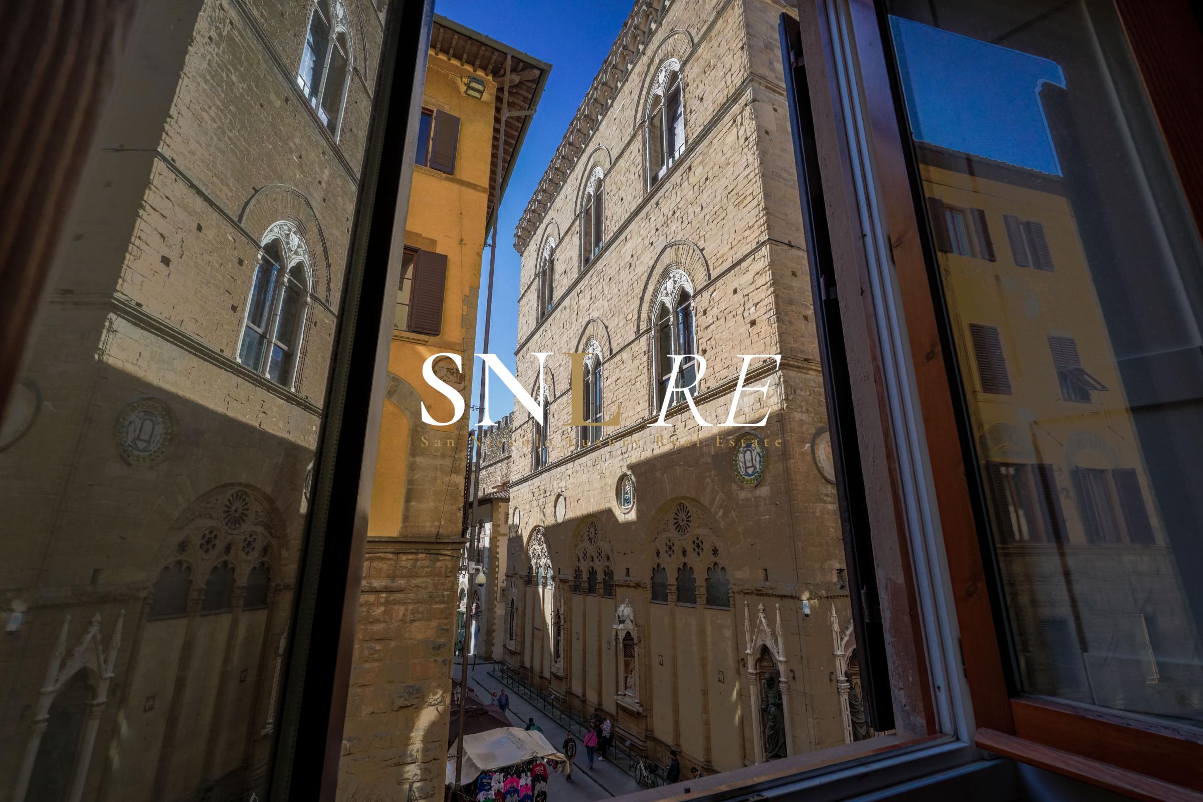 Elegante Appartamento nel Cuore di Firenze con Affacci su Via dei Calzaiuoli