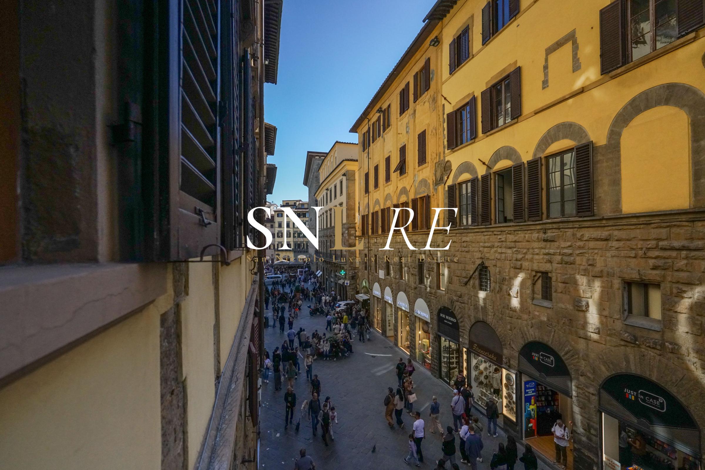 Elegante Appartamento nel Cuore di Firenze con Affacci su Via dei Calzaiuoli