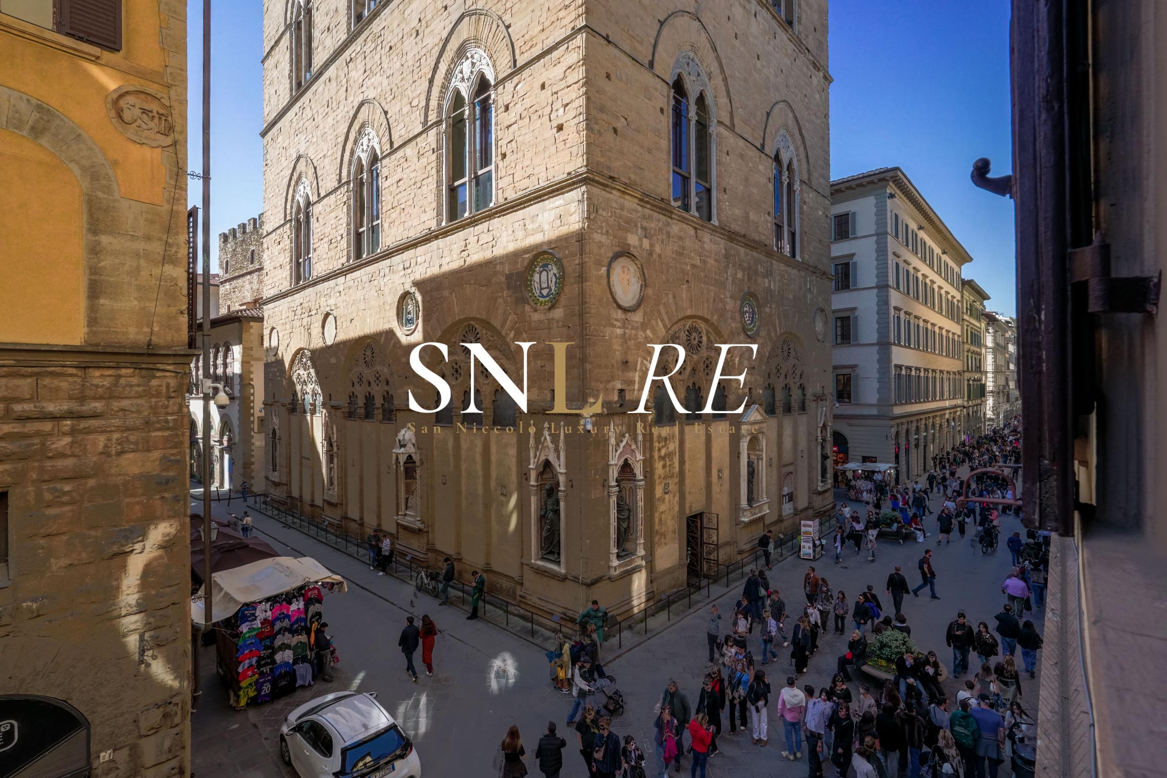 Elegante Appartamento nel Cuore di Firenze con Affacci su Via dei Calzaiuoli