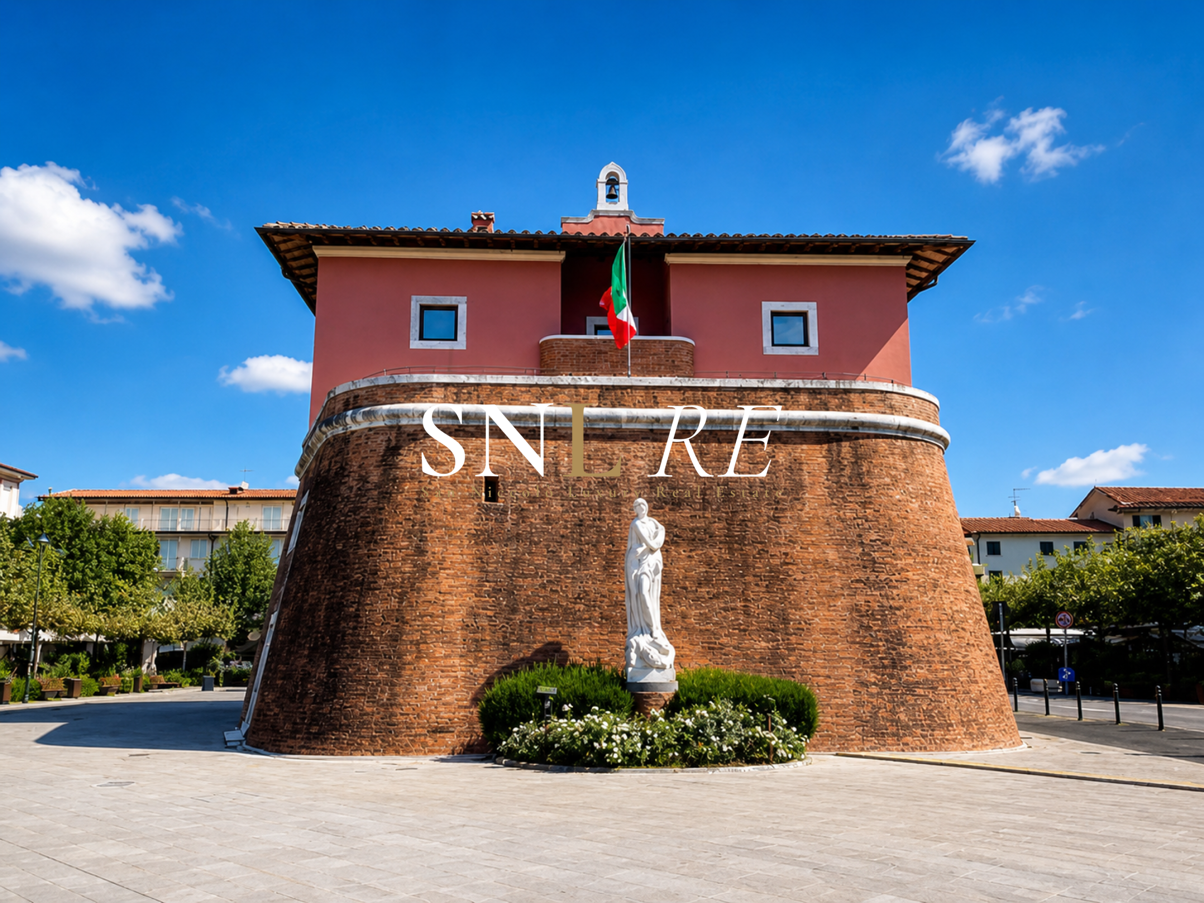 ESCLUSIVO ATTICO PANORAMICO NEL CENTRO PIÙ PRESTIGIOSO DI FORTE DEI MARMI