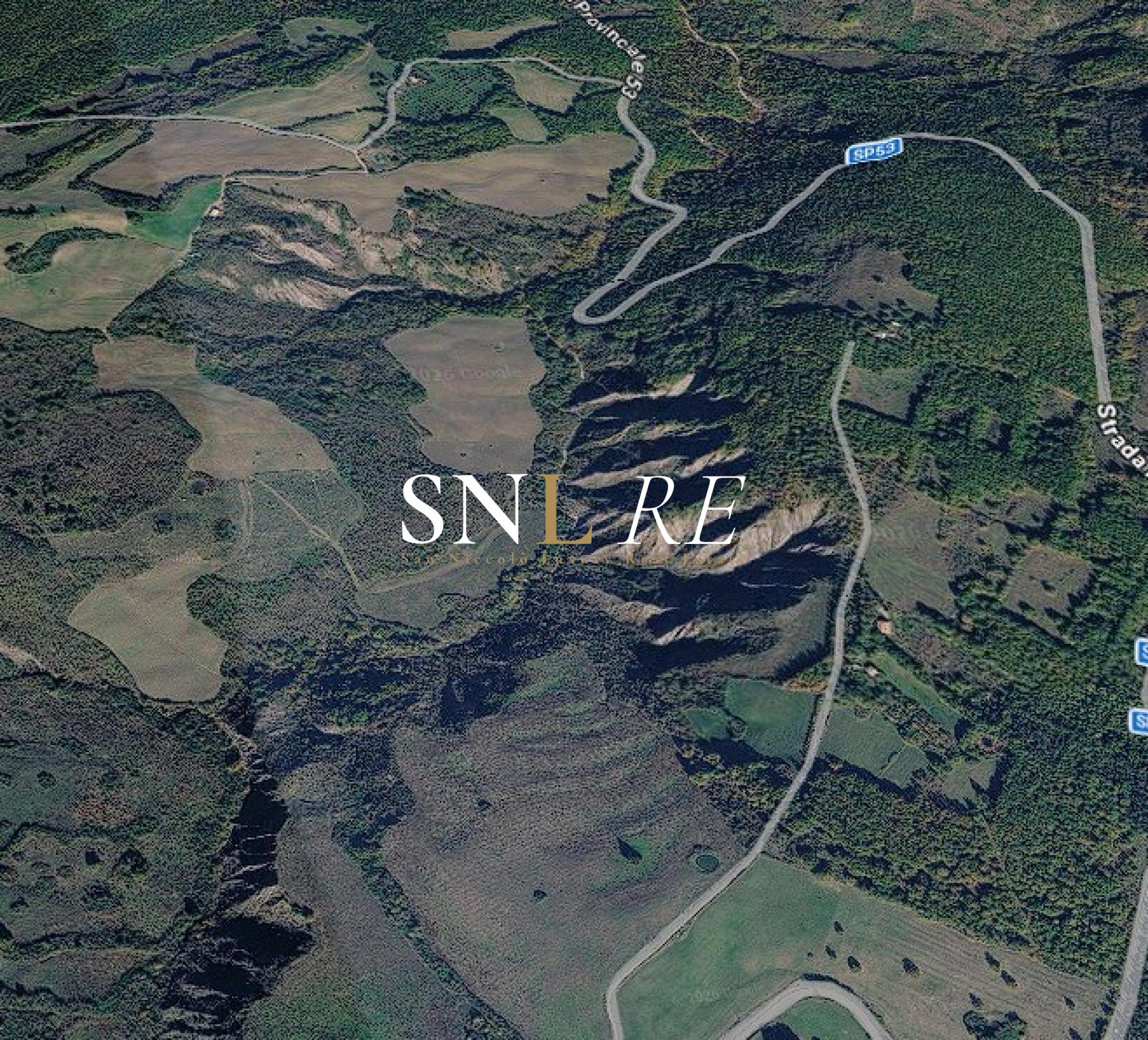 Rudere con 28 ettari nel cuore della Val d'Orcia, vista sulla Rocca di Radicofani