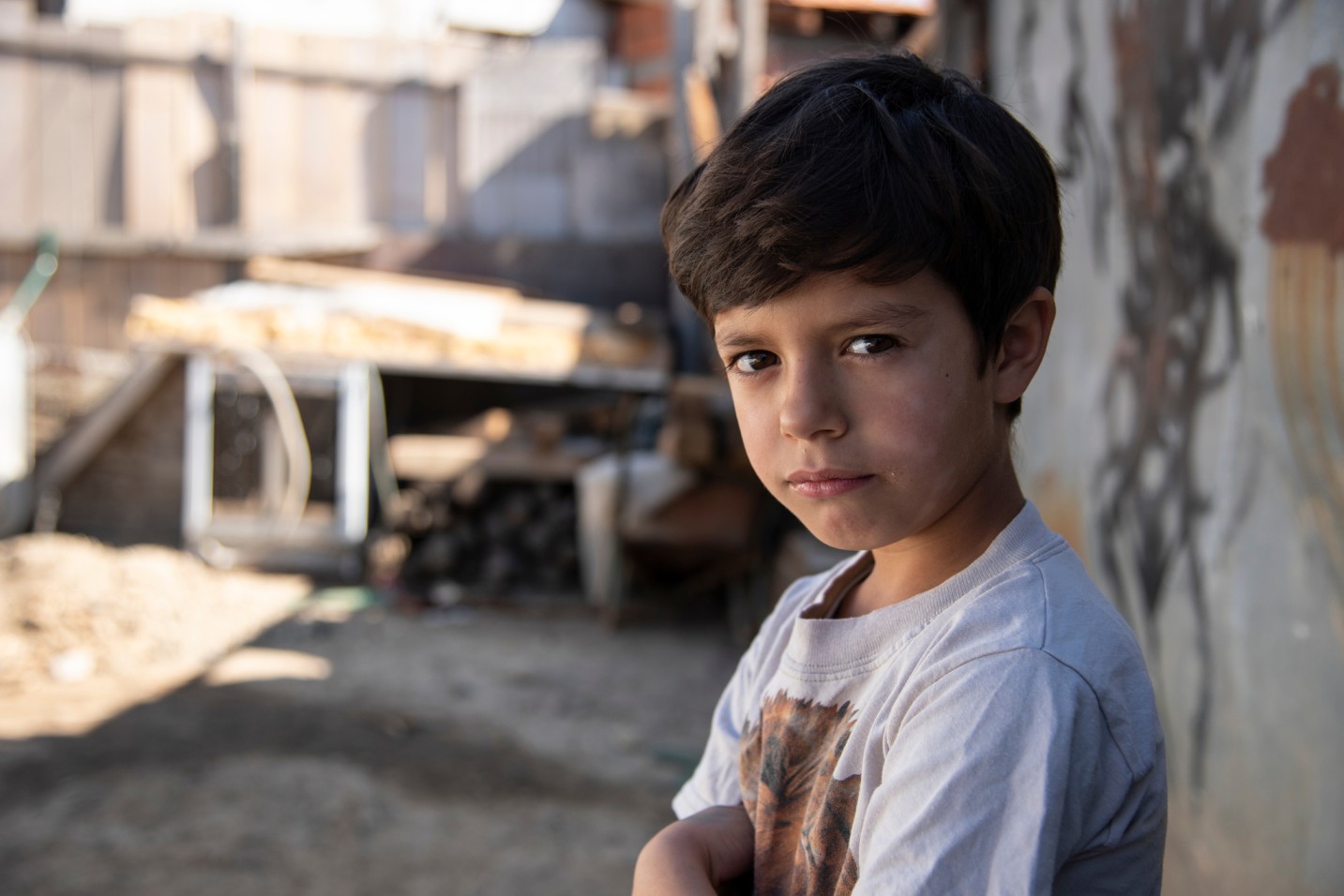 ჩვენ, SOS ბავშვთა სოფელი, 1989 წლიდან დღემდე, ვართ სიღარიბეში მცხოვრები და მზრუნველობამოკლებული ბავშვების მთავარი საყრდენი საქართველოში. ამ წლების განმავლობაში შევძელით, რომ უკეთესობისკენ შეგვეცვალა 2500-მდე ოჯახის, 5600-ზე მეტი ბავშვისა და ახალგაზრდის ცხოვრება.
ჩვენი ზრუნვა ბავშვების, ოჯახებისა და ახალგაზრდების კონკრეტულ საჭიროებებზეა ორიენტირებული. ვეხმარებით და ვაძლიერებთ მათ ეკონომიკურად და ვაწვდით შესაბამის ფსიქო-სოციალურ მომსახურებებს.