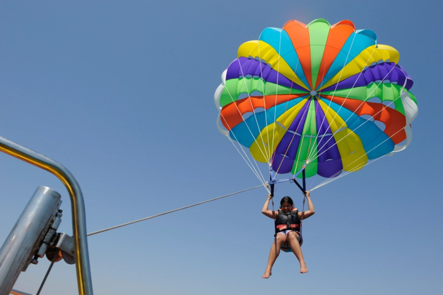 Parasailing Ekipmanları: Güvenli Bir Macera için Neler Gerekli?