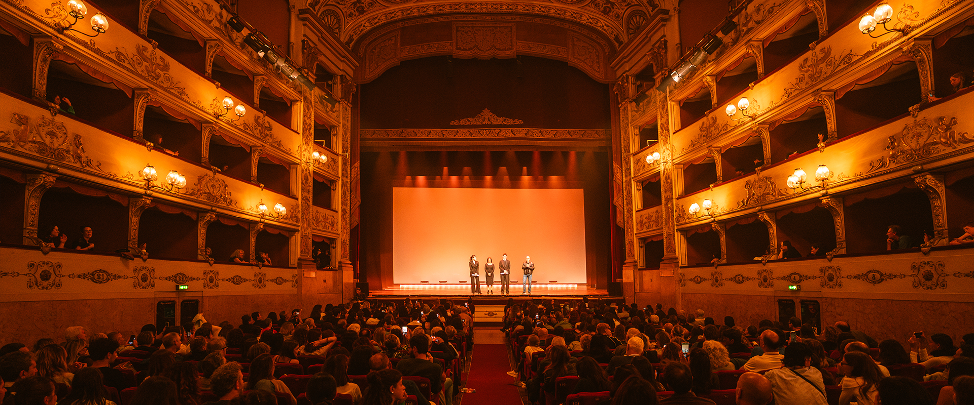 Performance teatrale del progetto Planetaria di superhumans