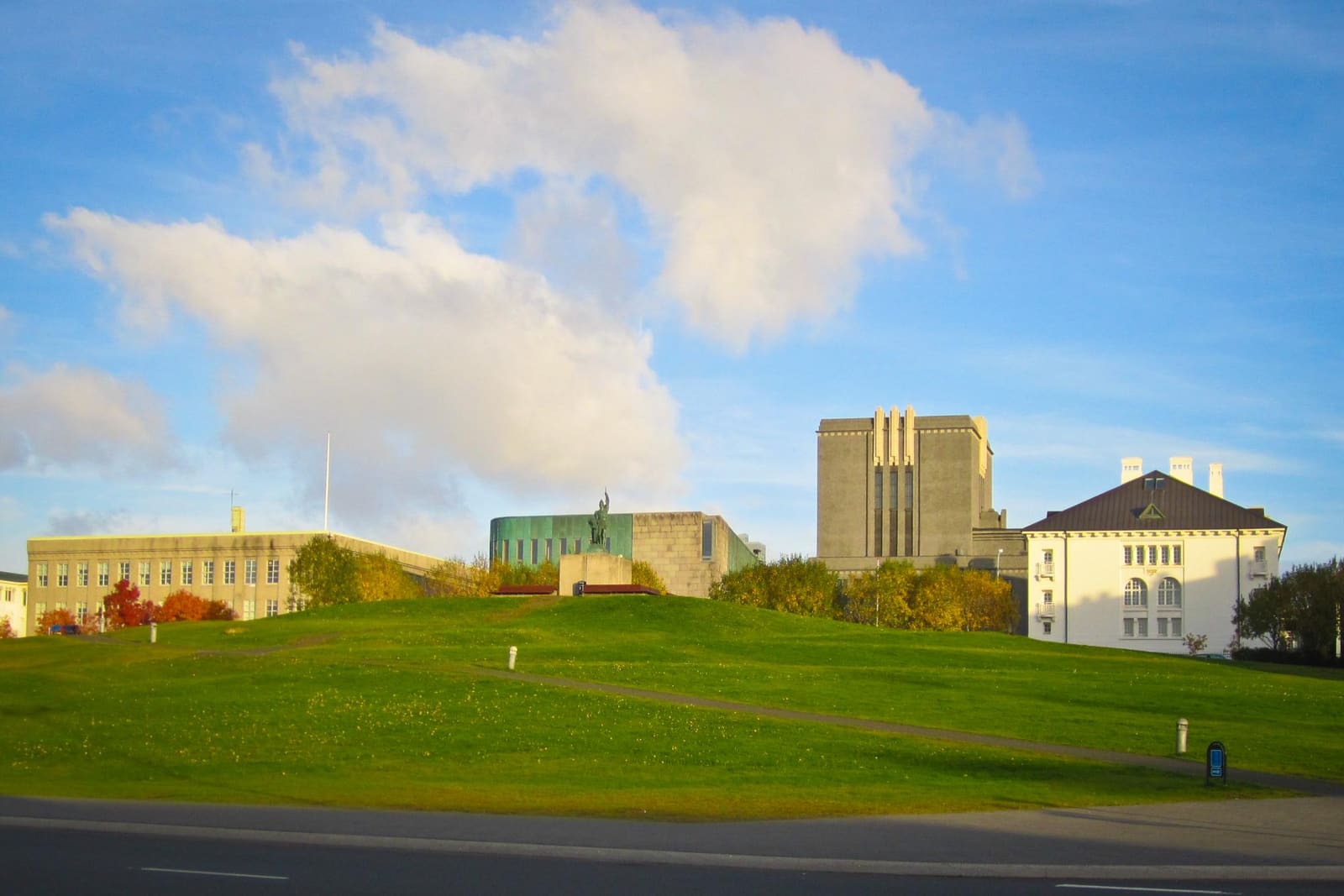 Arnarhóll hill in central Reykjavík with the Ingólfur Arnarson statue above the grass.