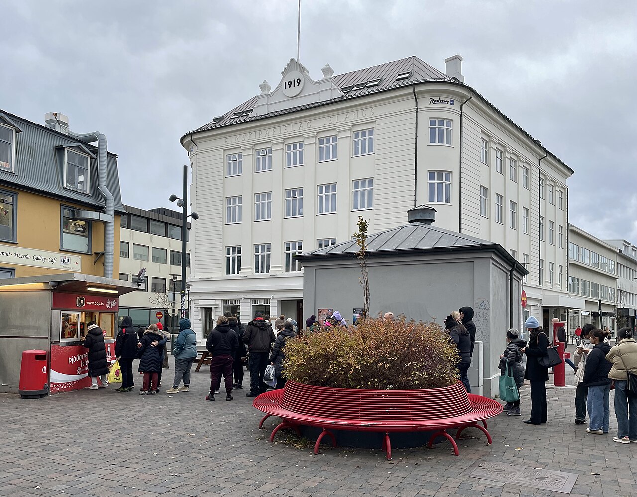 People queue at Bæjarins Beztu Pylsur on Tryggvagata in Reykjavík in October 2024