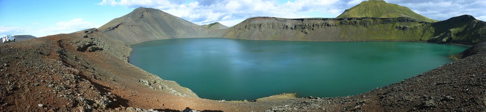 Panoramic view over Bláhylur Hnausapollur crater lake and dark highland rim.