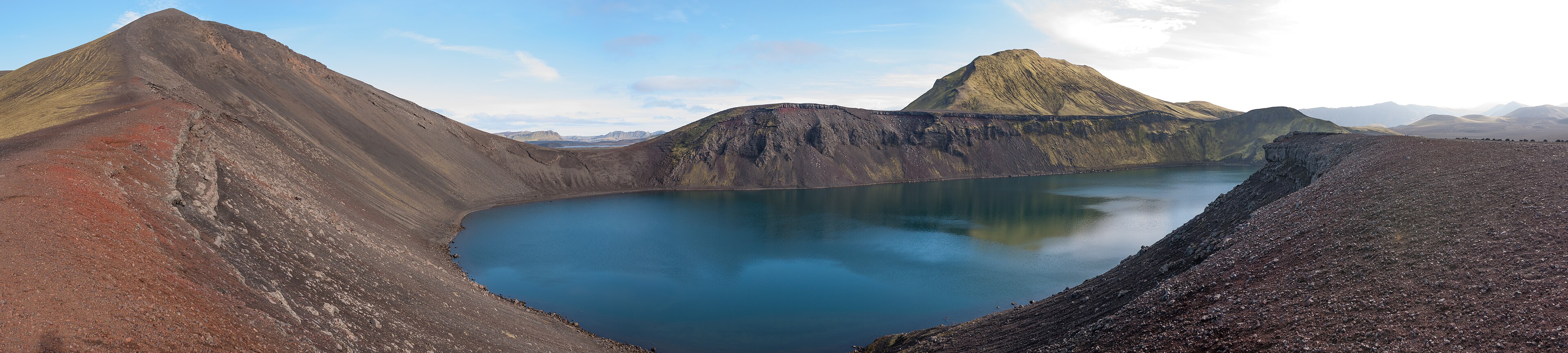 Wide rim panorama over the blue Bláhylur Hnausapollur crater lake.